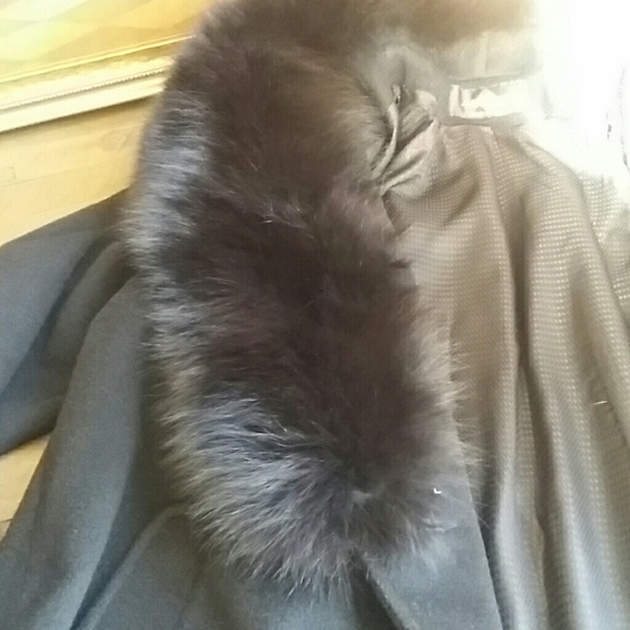 Wool coat with blue fox fur collar - Picture 7 of 7